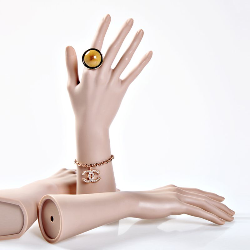Body Jewelry Plus - Nietłukące się damskie manekinowe dłonie, realistyczne
