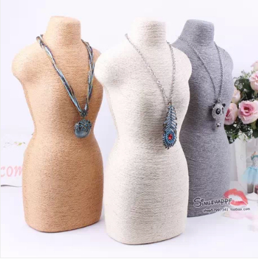 Body Jewelry Plus - Modna biała biżuteria Bust Mannequin Wisiorek