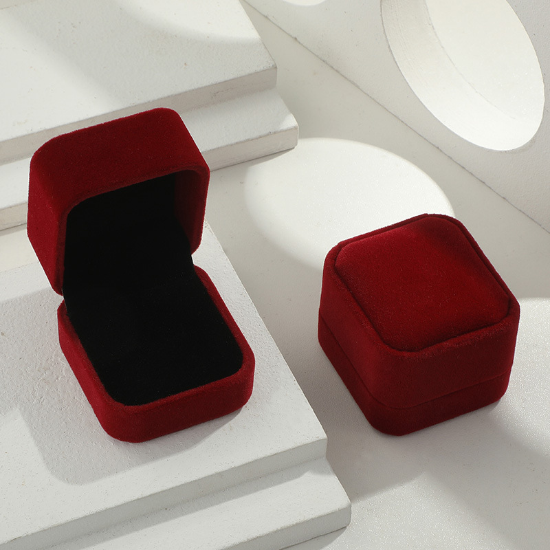 Kwadratowe Czerwone Aksamitne  – Body Jewelry Display recenzja i cena