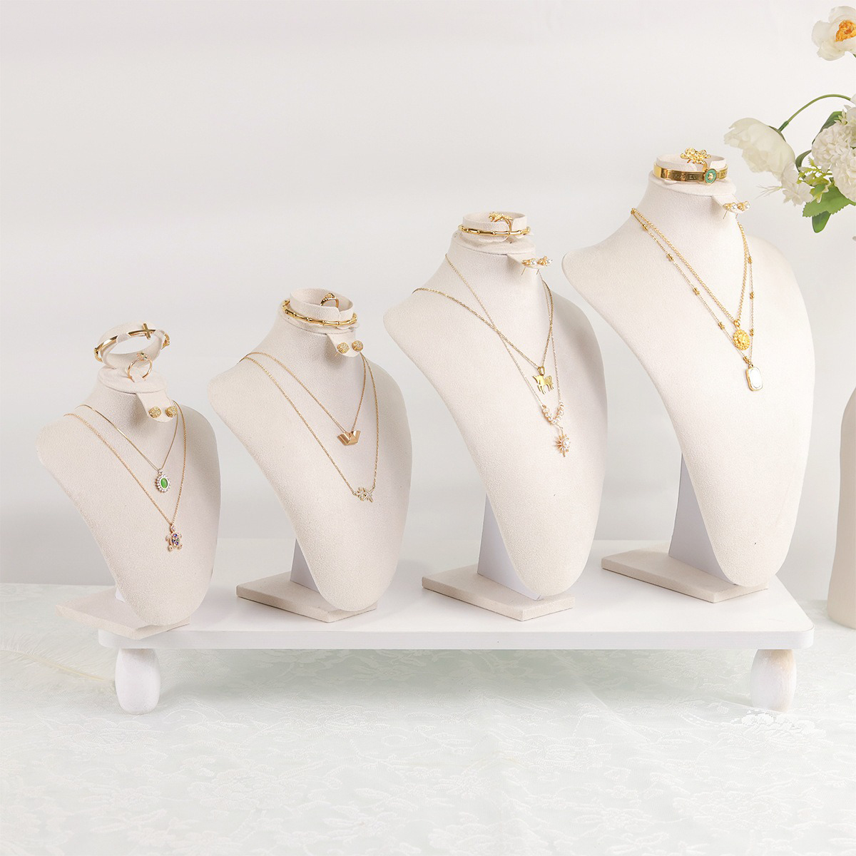 Buste ekspozycyjne na biżuteri – Body Jewelry Display recenzja i cena
