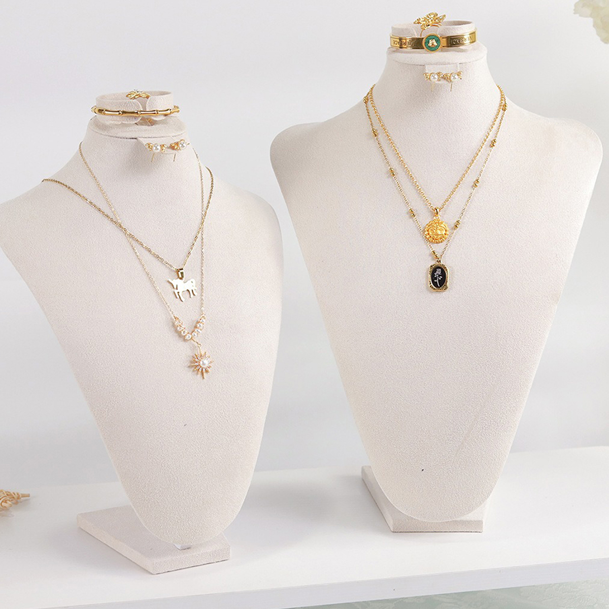 Buste ekspozycyjne na biżuteri – Body Jewelry Display recenzja i cena